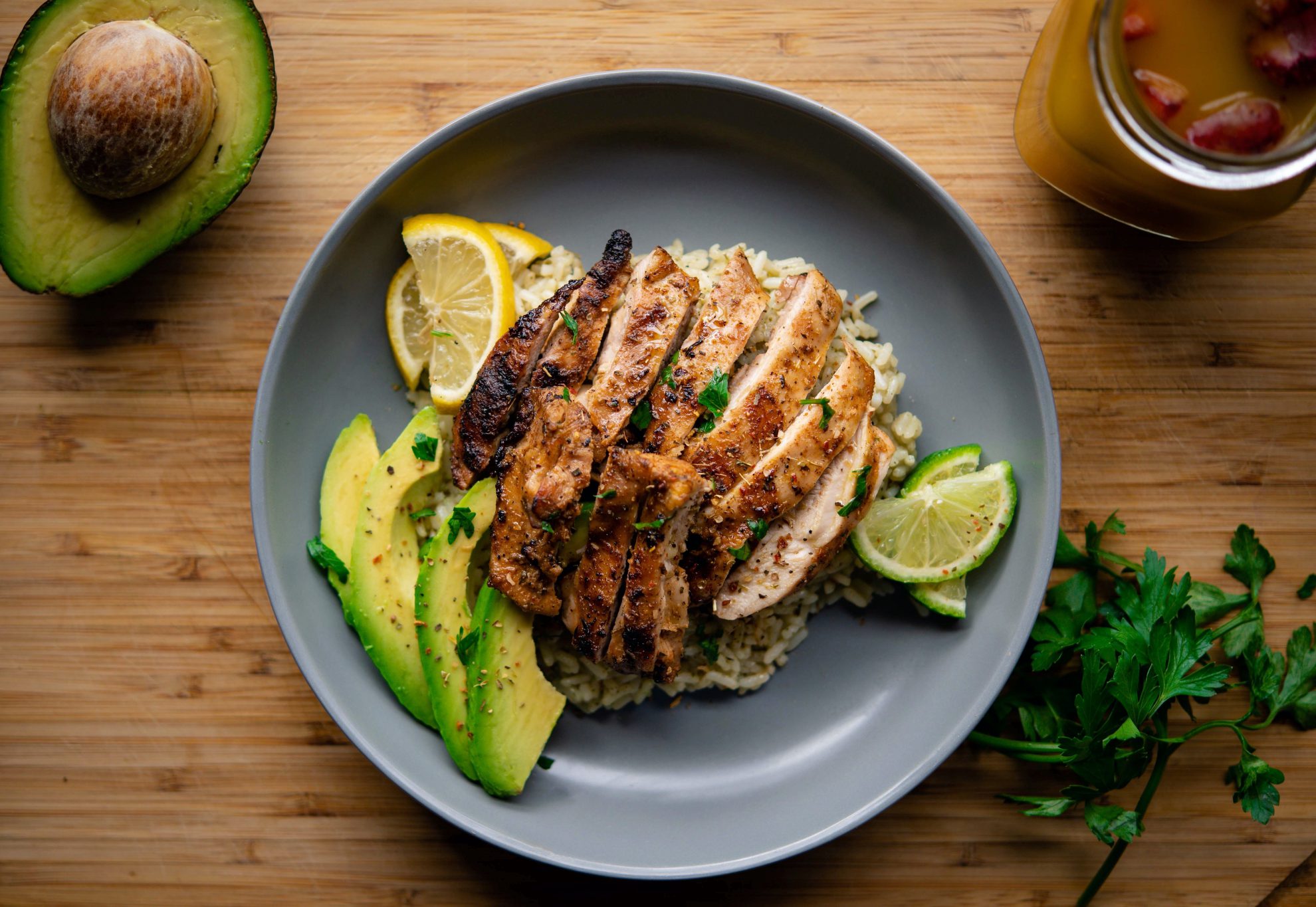Kip met rijst en avocado