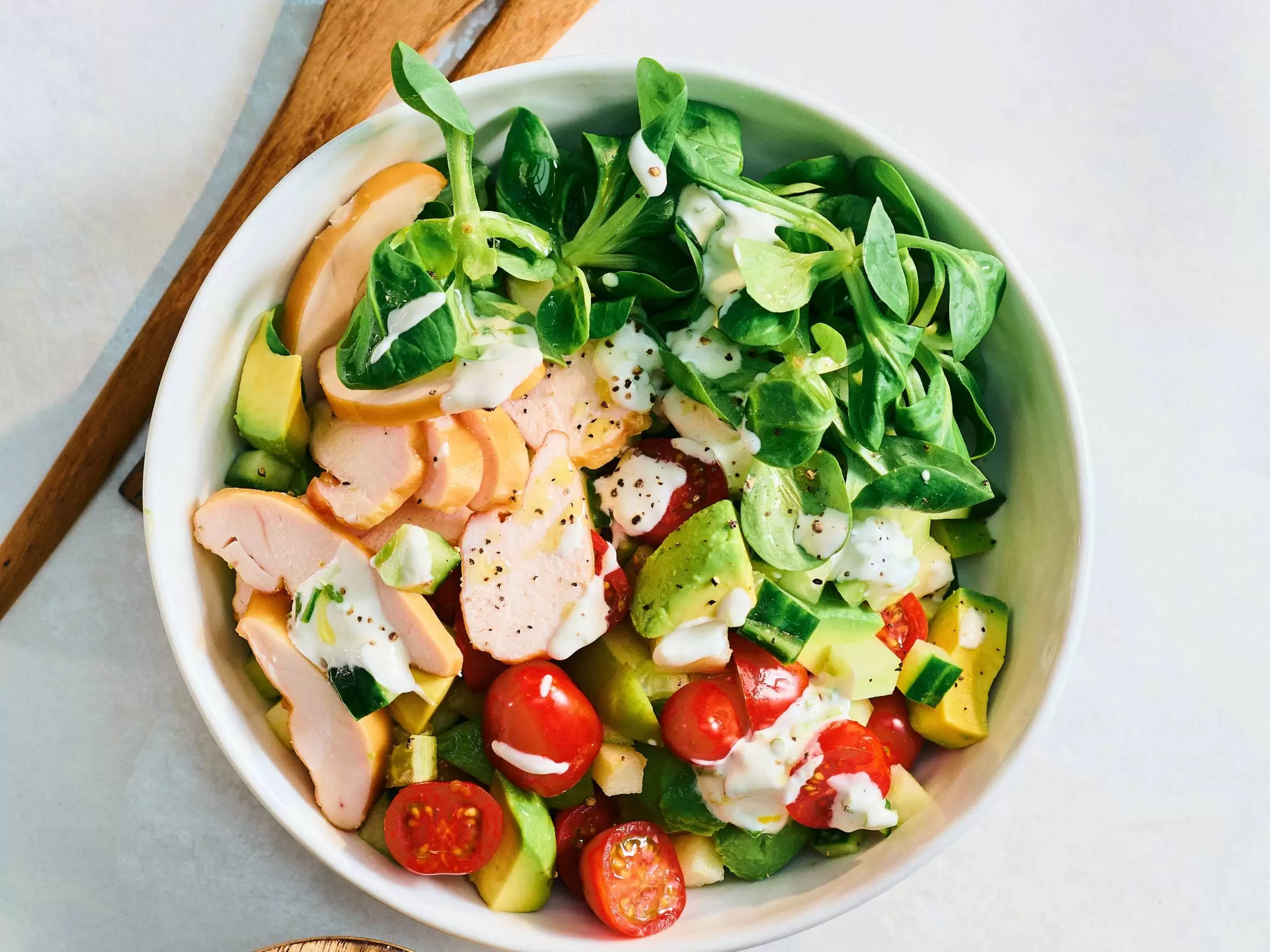 Salade met kip en avocado